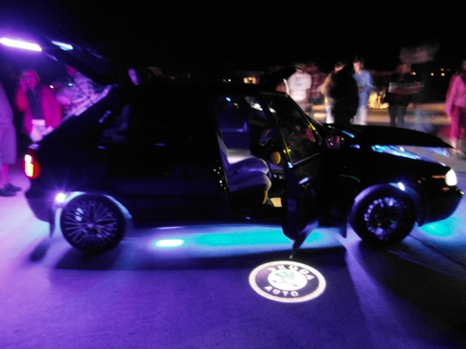 Svítící LED logo projektor ŠKODA ze dveří na silnici sada